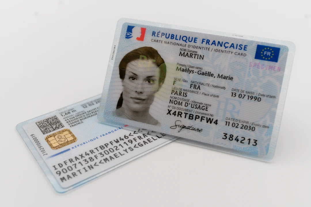 Carte nationale d'identité française tenue en main