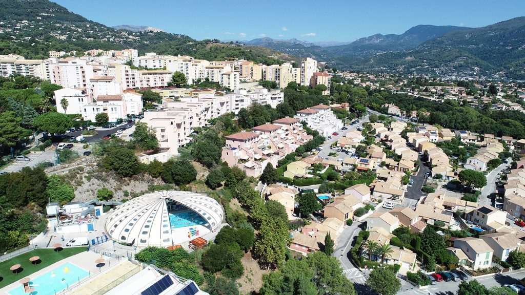 Vue aérienne de Carros, quartier des Plans avec la piscine tournesol et les collines