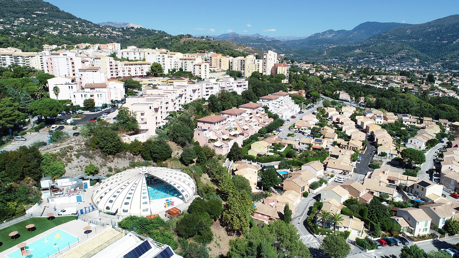 Vue aérienne de Carros, quartier des Plans avec la piscine tournesol et les collines