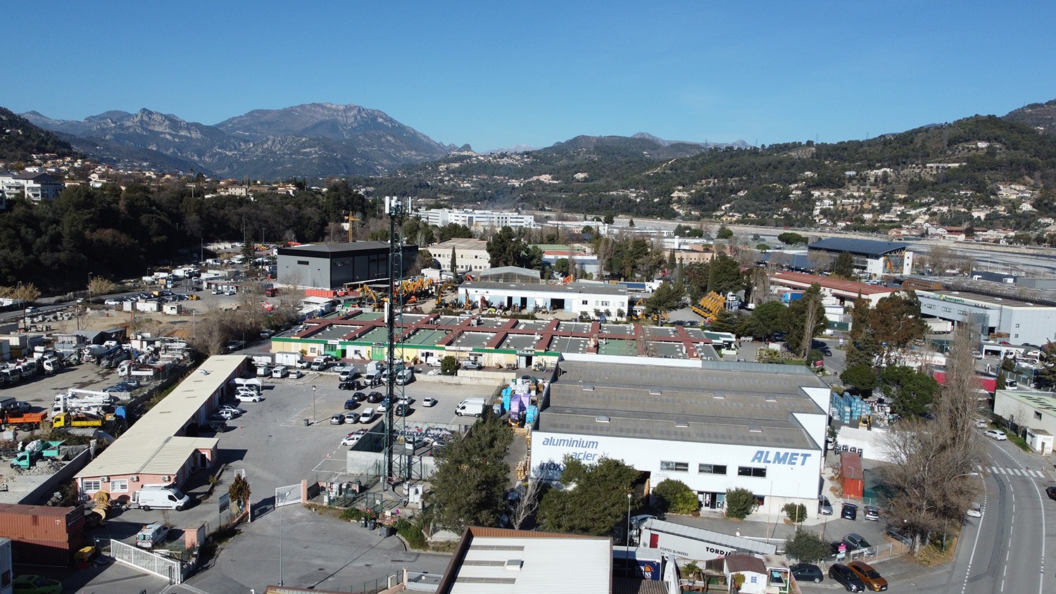 Vue aérienne de la zone artisanale et commerciale de la Grave à Carros