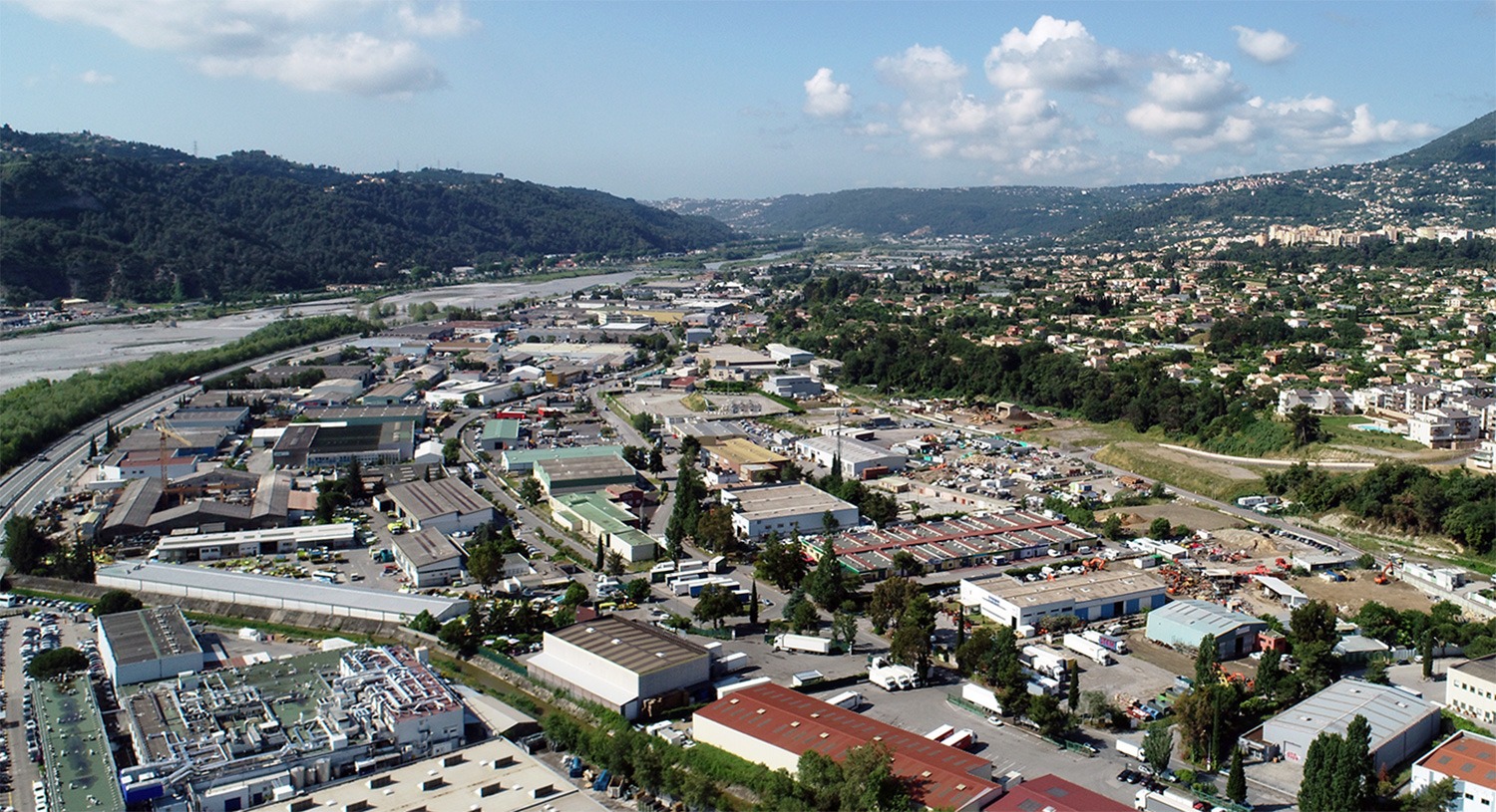 Vue aérienne de la zone industrielle de Carros–Le Broc dans la vallée du Var