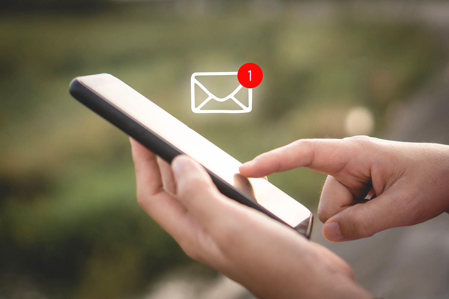 Main tenant un smartphone recevant une notification d'alerte