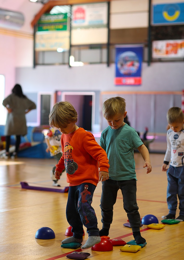 Jeunes enfants sur un parcours de motricité à l'école municipale des sports de Carros