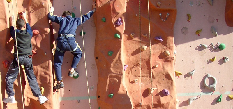 Gymnase municipal du Planet à Carros — plateau omnisports, dojos et mur d'escalade