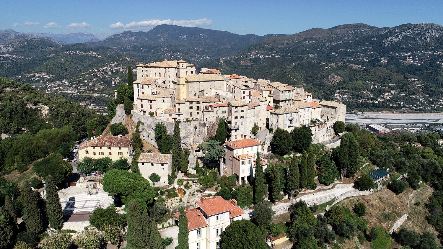 Village médiéval perché de Carros et son château, vue aérienne