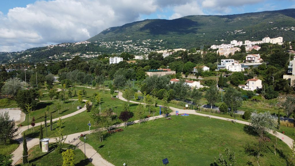 Parc de loisirs et sportif de la Tourre à Carros — running, city stade et musculation en plein air