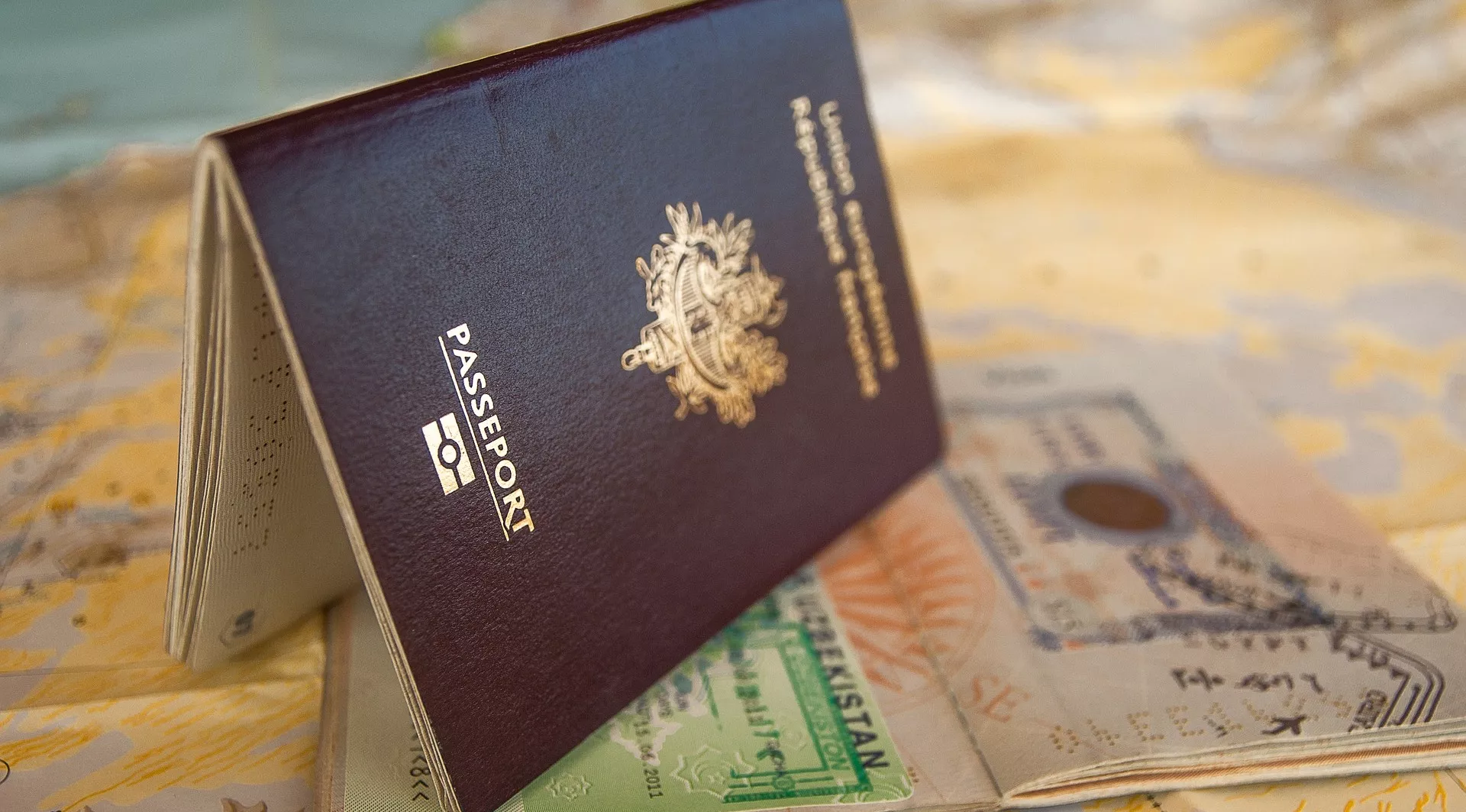 Passeport français posé sur une carte