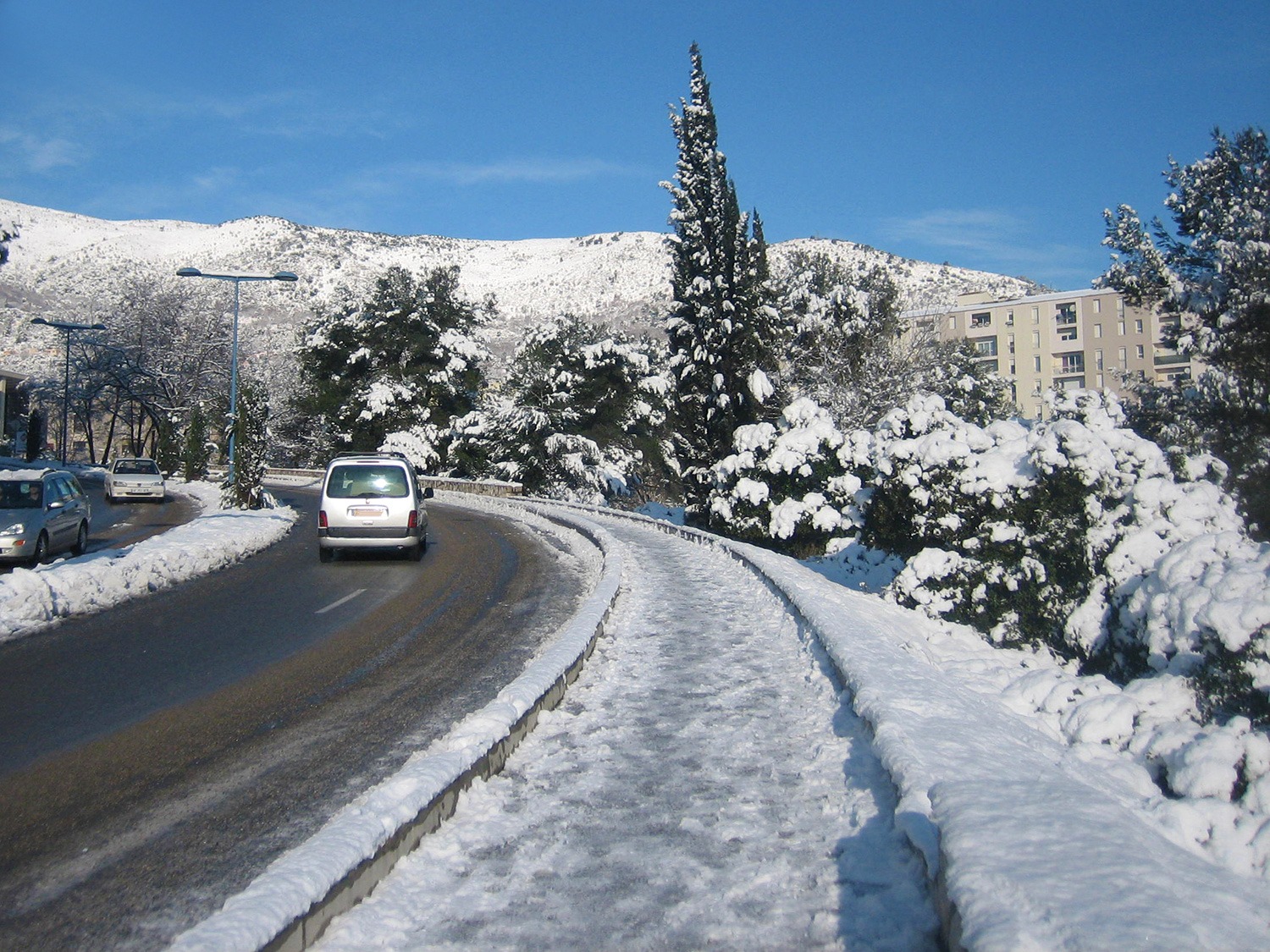 Route enneigée à Carros lors d'un épisode neigeux