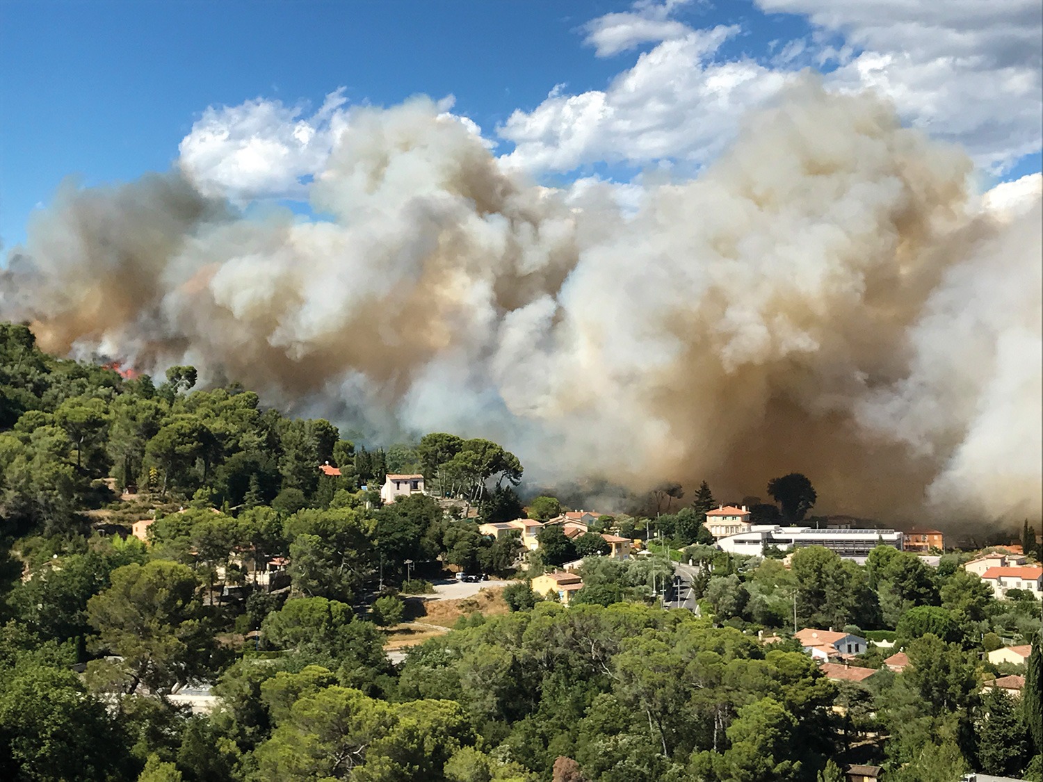 Panache de fumée d'un incendie de forêt au-dessus de Carros