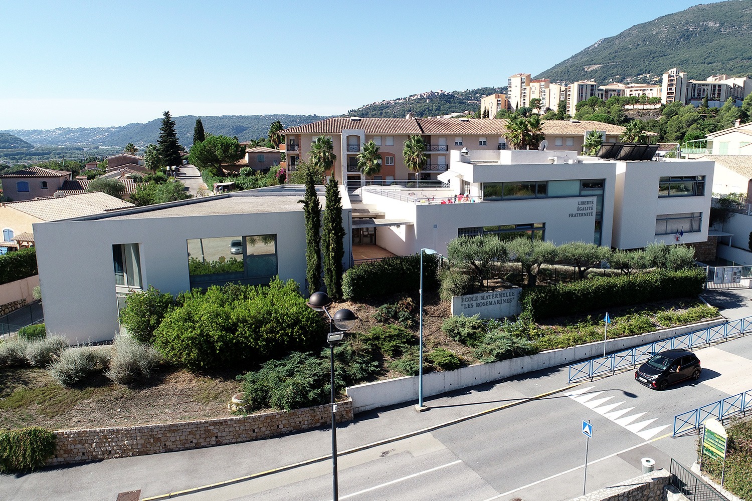 Vue aérienne de l'école maternelle Les Rosemarines à Carros