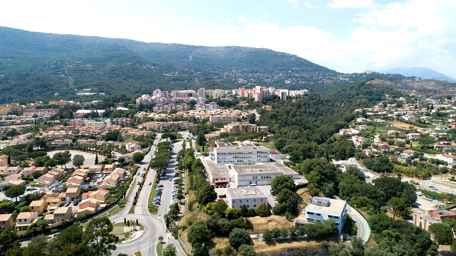 Vue aérienne de la commune de Carros, quartiers résidentiels et collines