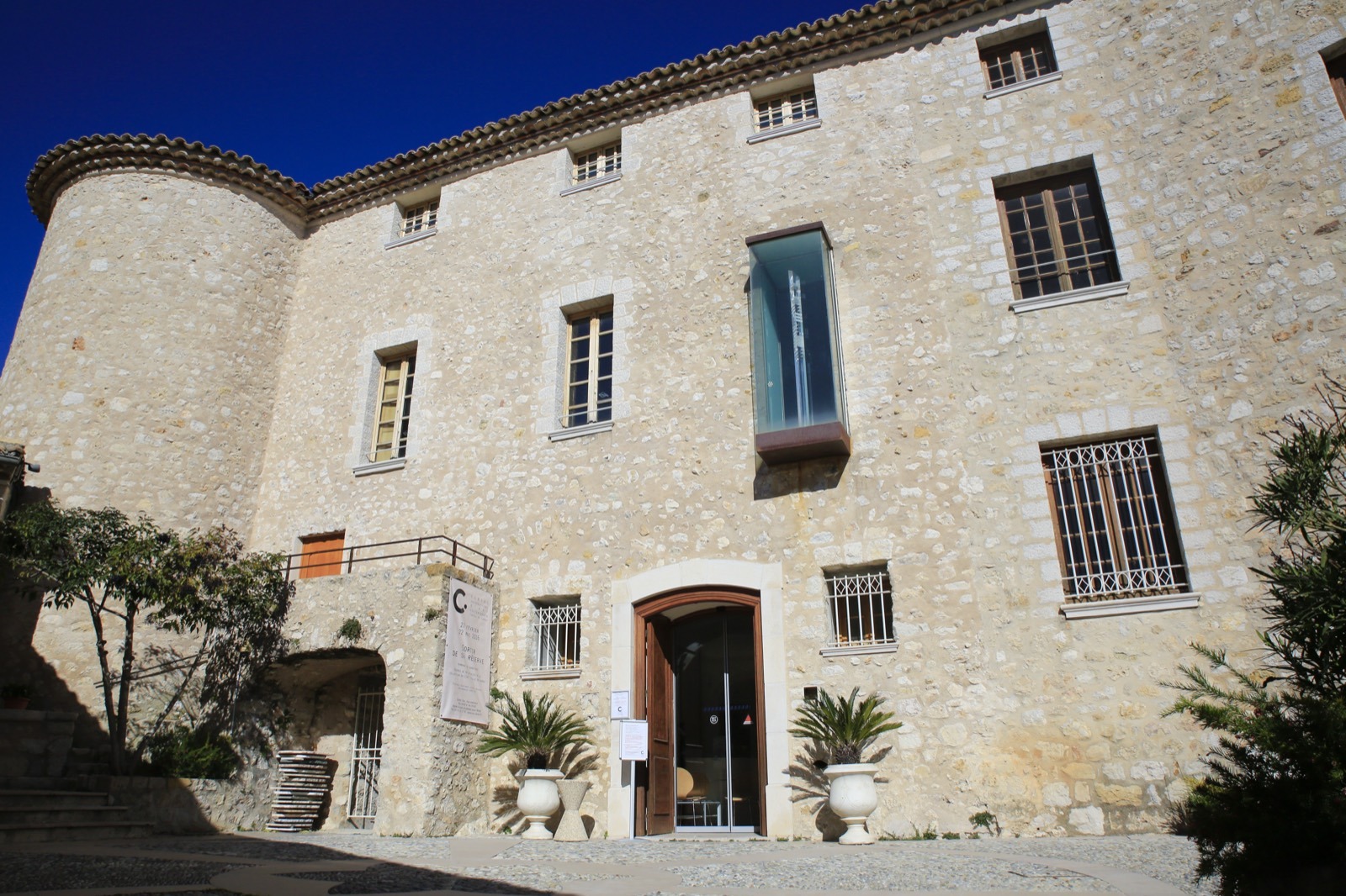 Façade du CIAC, Centre international d’art contemporain, dans le château médiéval de Carros