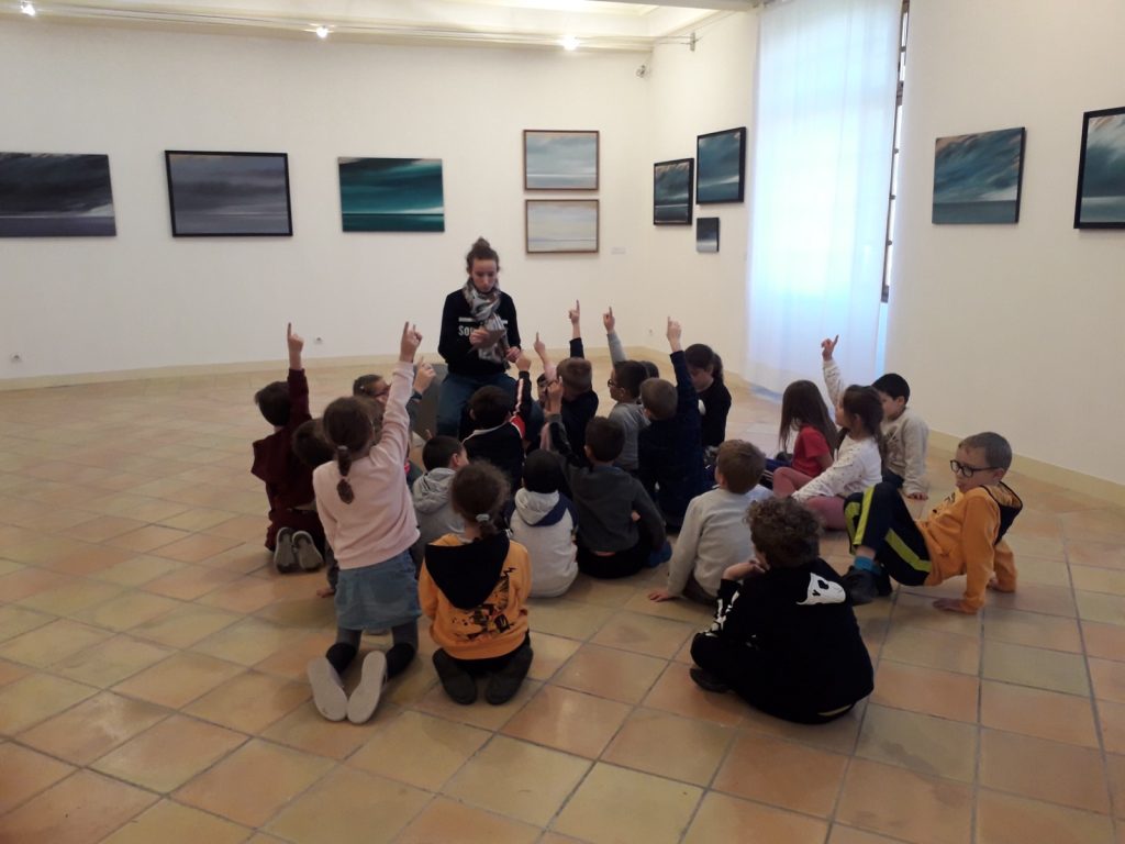 Groupe d’enfants assis dans une salle d’exposition du CIAC lors d’une médiation