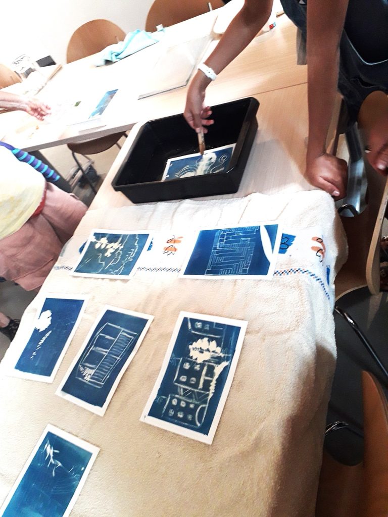 Tirages en cyanotype réalisés lors d’un atelier au CIAC de Carros