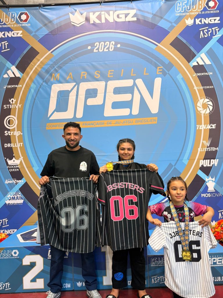 Jenna Mensi, championne de France de jiu-jitsu brésilien, avec son entraîneur et une coéquipière, maillots en main