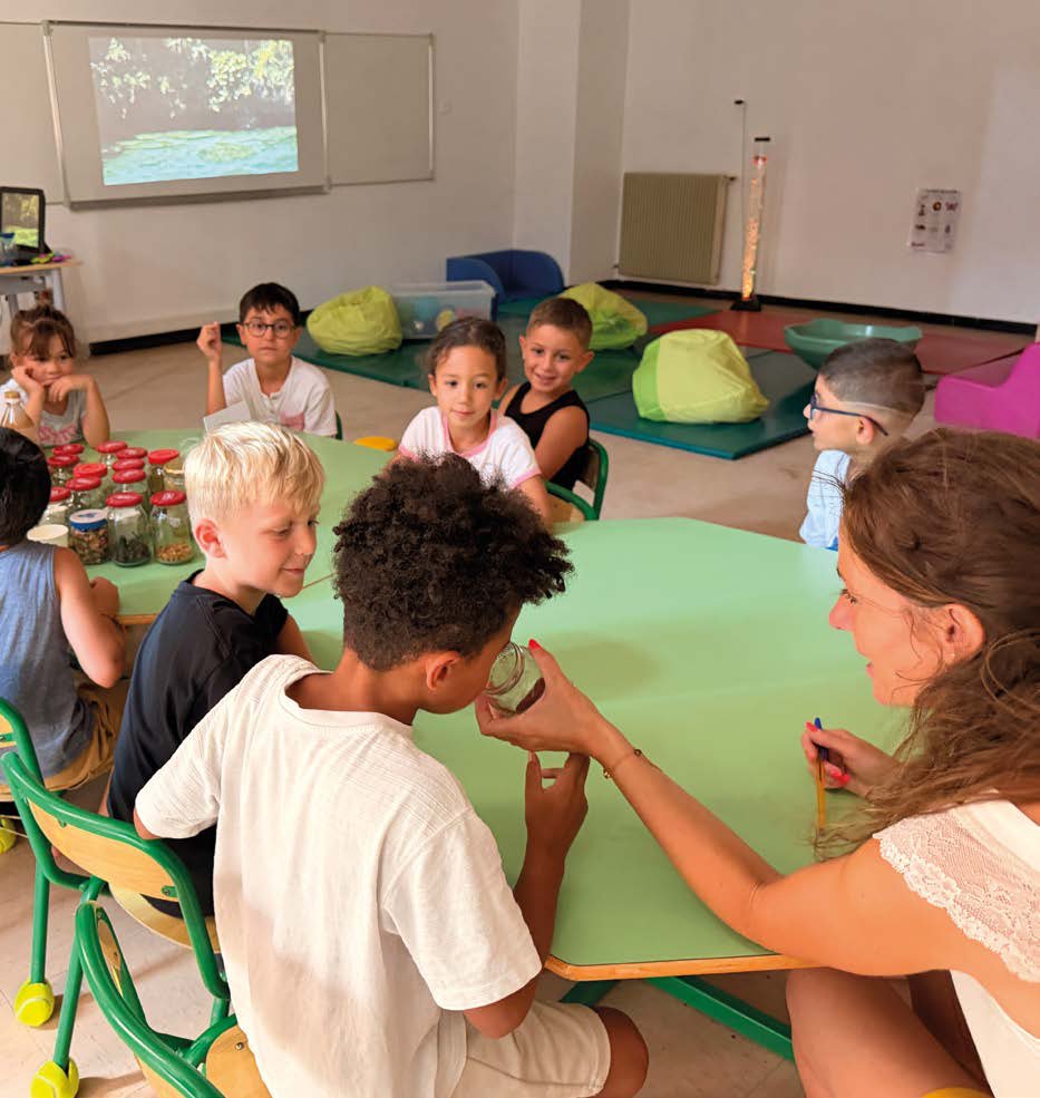Enfants autour d’une table dans la salle sensorielle de l’école Boris Vian
